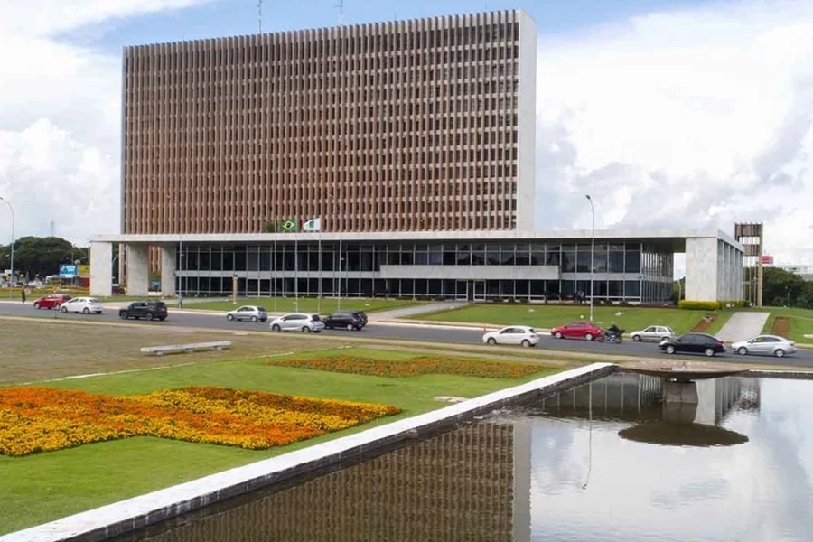 Erro faz GDF pagar em dobro a aposentados, e servidores ficam sem salário