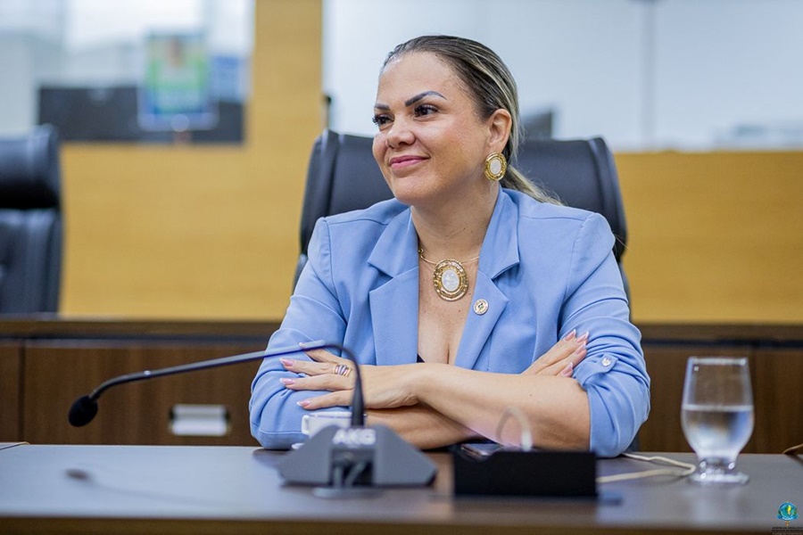 Cláudia de Jesus aprova lei que isenta taxa de concurso para vítimas de violência