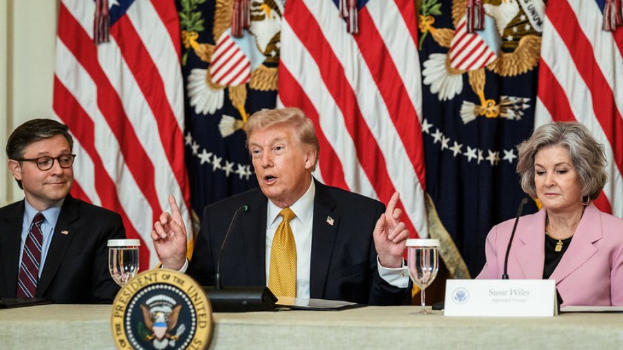 Presidente Donald Trump ameaça taxar em 50% países que fornecerem armas ao Irã
