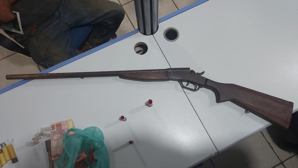 PM apreende arma e munições após denúncia de abate ilegal de gado na zona rural de Porto Velho