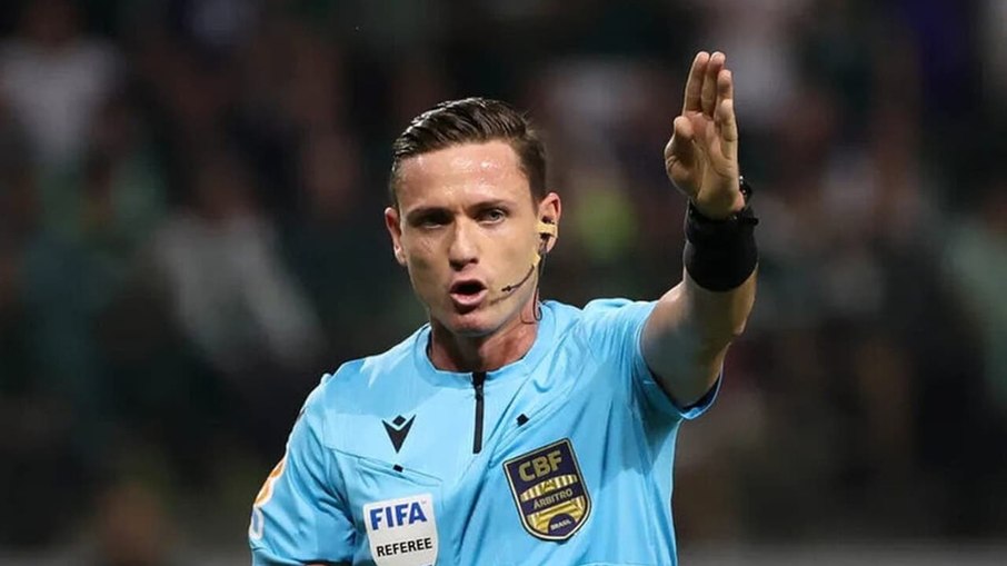 Árbitro suspenso por polêmica vai apitar Copa do Mundo
