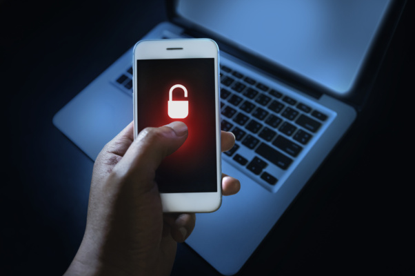 Bloqueio de celular oferecido como garantia em empréstimo é conduta abusiva
