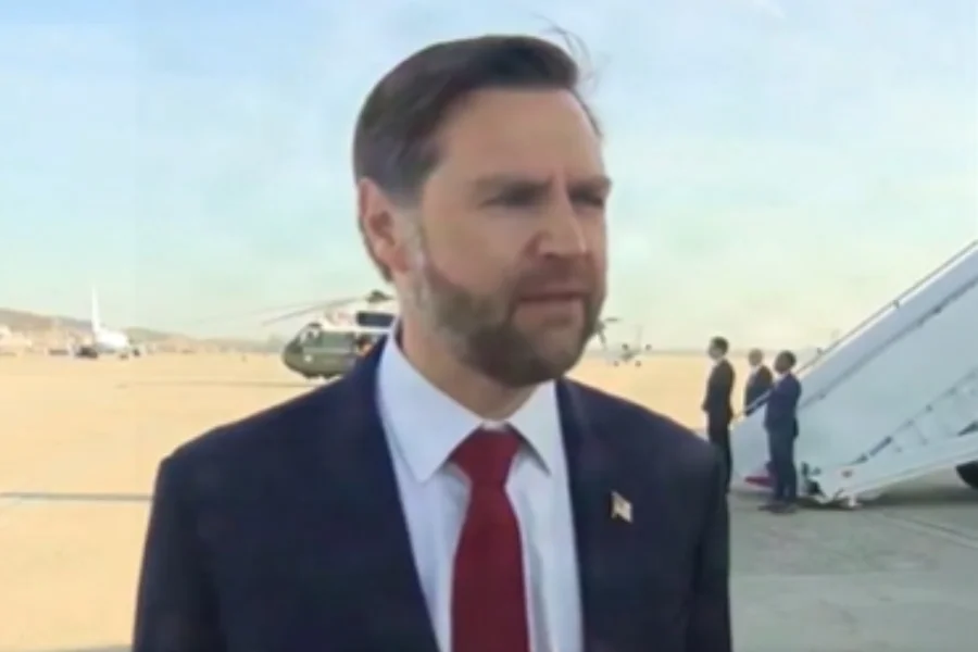 Vice-presidente de Trump se diz otimista para negociar, mas ameaça Irã novamente
