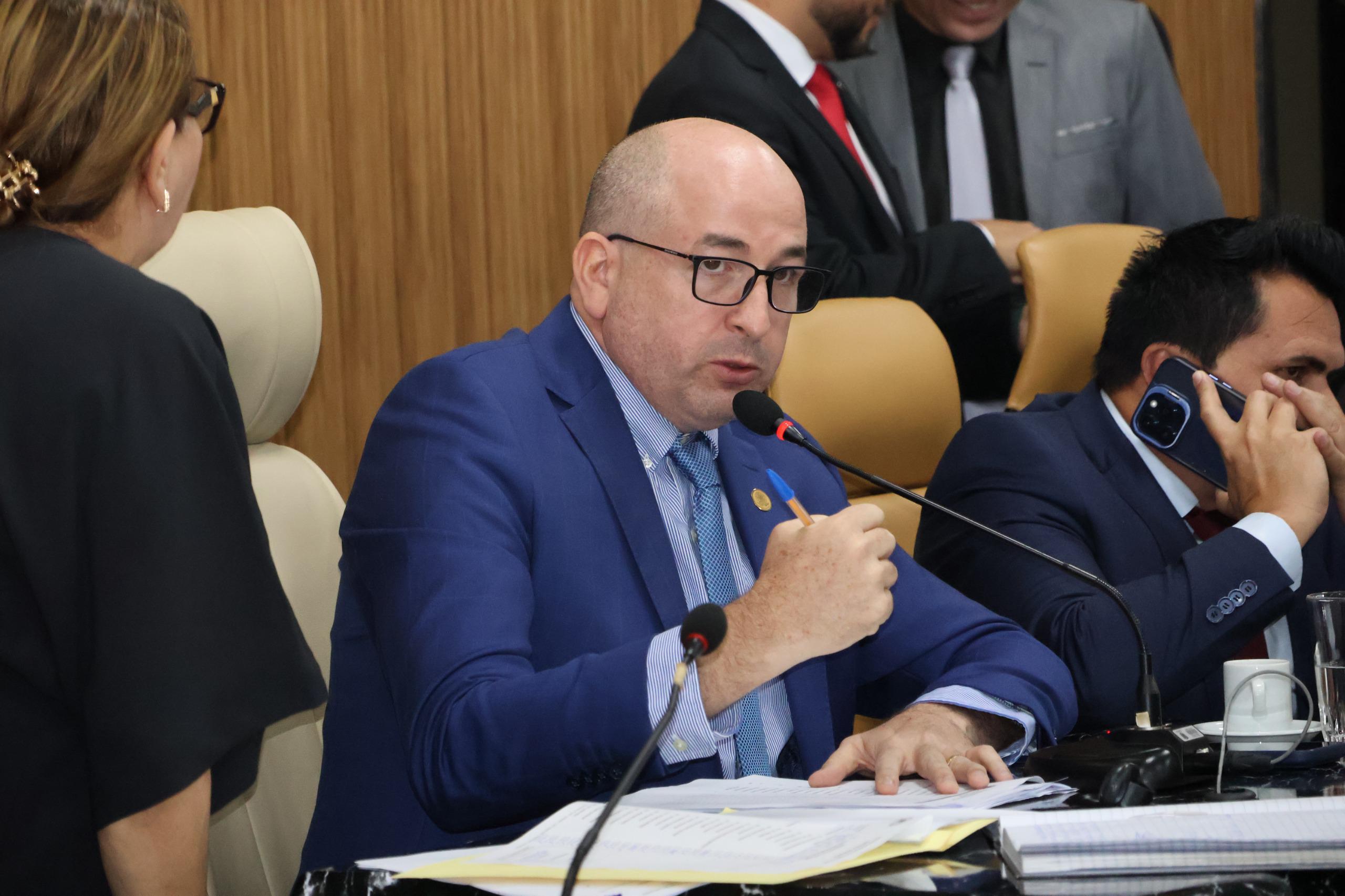 Gedeão Negreiros solicita realocação urgente de parada de ônibus na Avenida Nações Unidas