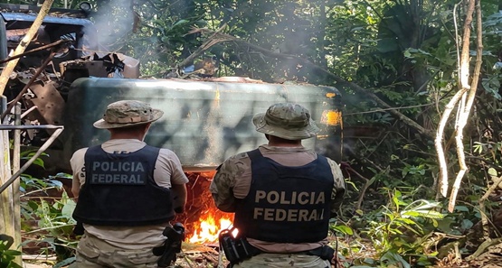 PF destrói ponte clandestina e apreende maquinário em operação contra garimpo