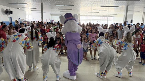 Prefeitura de Porto Velho leva chocolate para crianças do Orgulho do Madeira