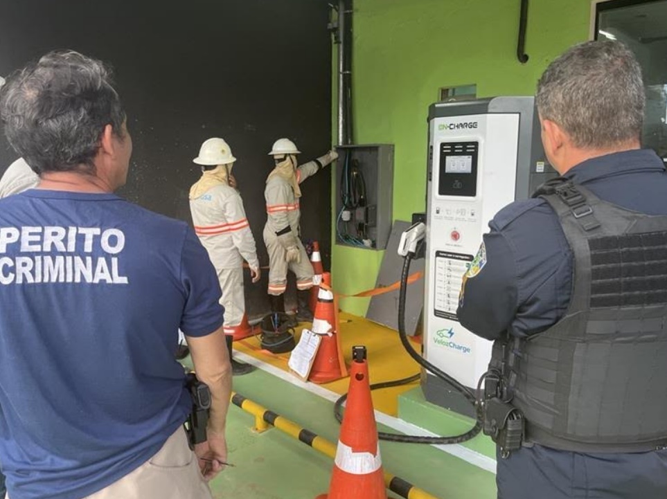 Ponto de recarga de veículos elétricos é flagrado com gato em Porto Velho