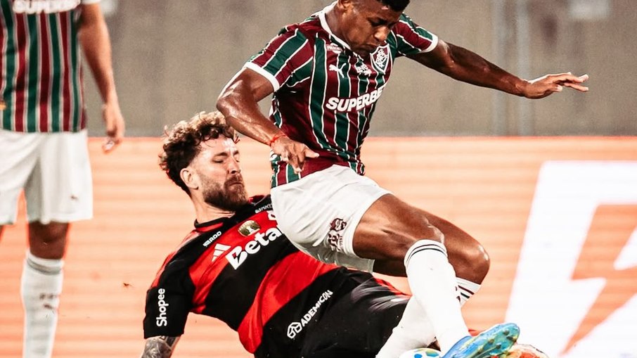 Craque do Flamengo manda recado ao Fluminense por adiar clássico

