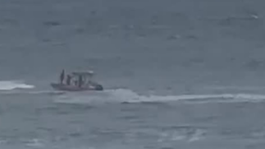 Jovem desaparece após ser levado pelo mar no dia do aniversário em Arraial do Cabo
