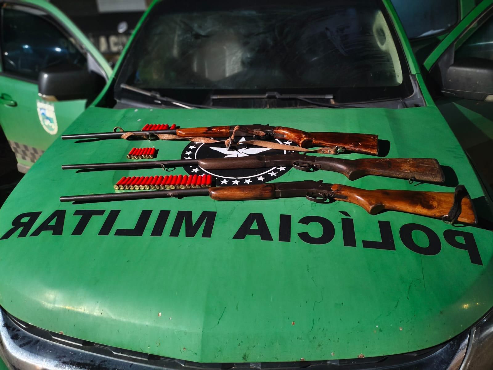 Polícia Militar apreende três espingardas e prende suspeitos durante operação