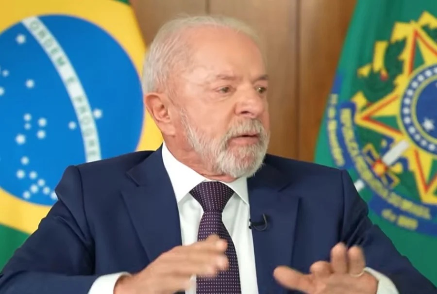 Lula 'brinca' ao comentar inteligência de alunos do CE: “Não é só cabeça grande”