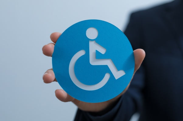 Quebra de isonomia salarial por causa de deficiência justifica demissão indireta
