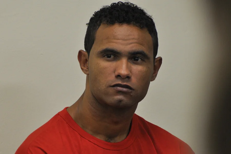 Foragido, goleiro Bruno processa Facebook e tenta “fugir” de audiência do caso
