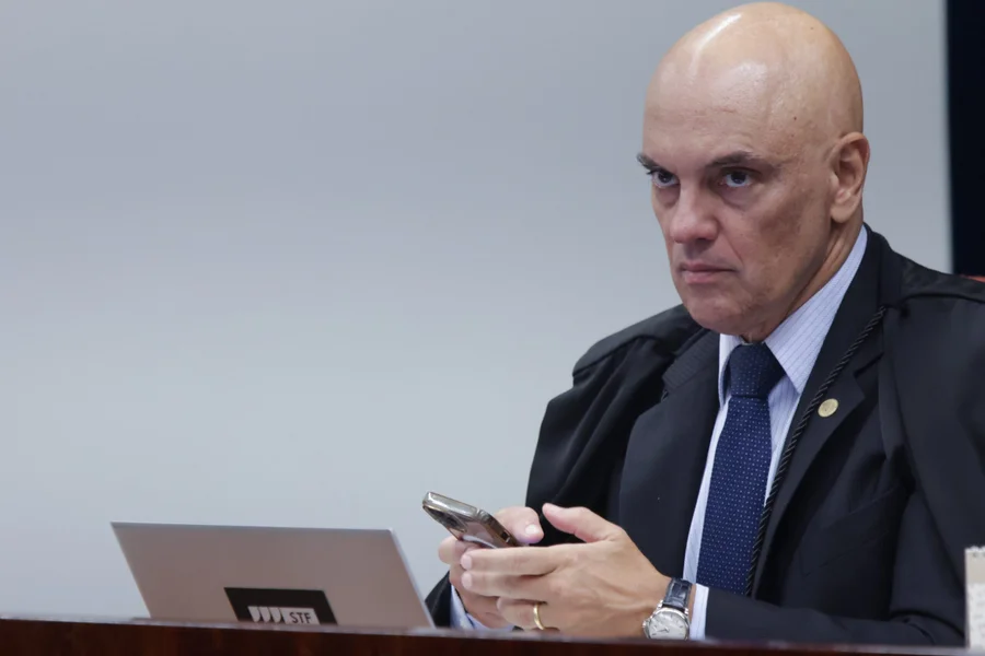 Alexandre de Moraes manda PF apurar se Flávio Bolsonaro cometeu crime contra Lula

