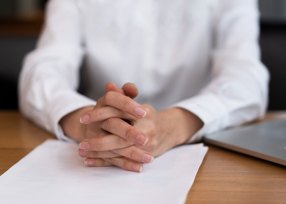 Demora causada por ausência de testemunha justifica revogação de preventiva
