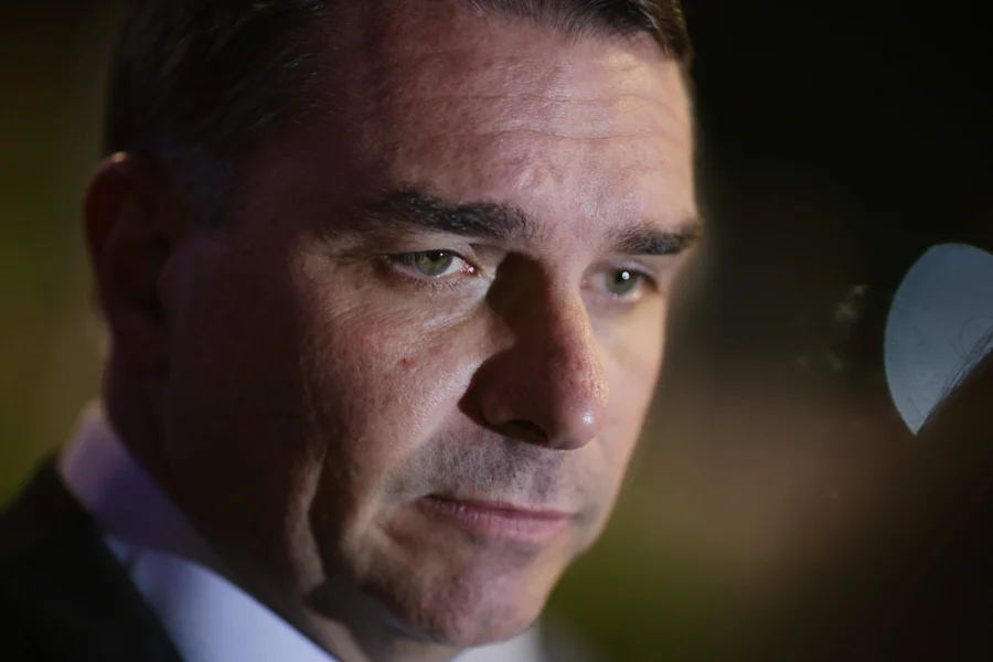 Flávio ficará inelegível se for condenado por calúnia por Alexandre de Moraes, diz especialista
