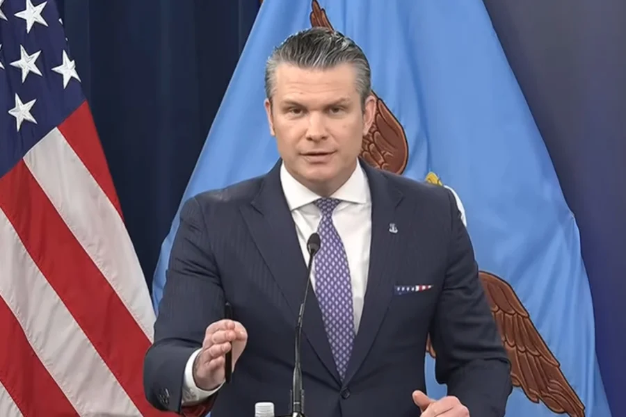 Exército dos EUA se diz pronto para bombardear Irã se não houver acordo, diz Pete Hegseth
