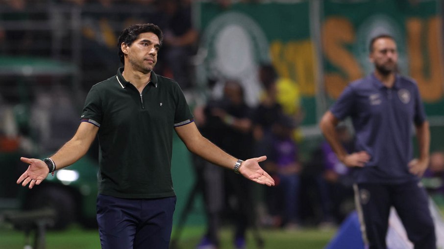 Abel diz que lateral "cavou" pênalti que deu vitória ao Palmeiras
