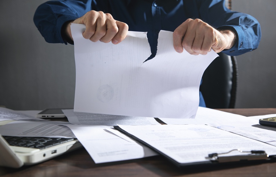 Contrato firmado com analfabeta funcional sem testemunhas é inválido