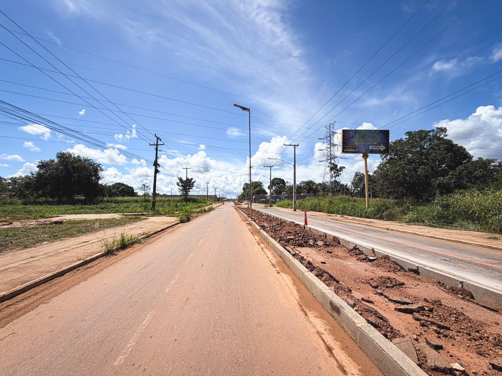 Obra na Estrada dos Periquitos reorganiza trânsito e amplia segurança

