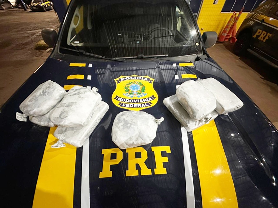 PRF apreende 10 kg de skunk em ônibus na BR-364 e passageira é levada à delegacia