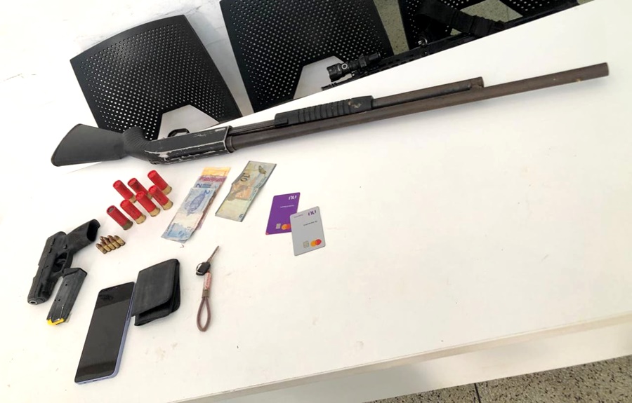 Troca de tiros com a PM termina com dois presos, armas apreendidas e moto recuperada 