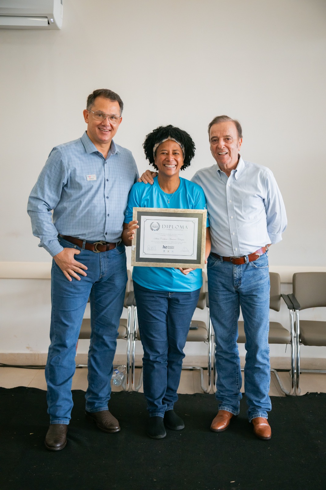 Sílvia Cristina recebe certificado por atuação como coordenadora de leilão do Hospital de Amor
