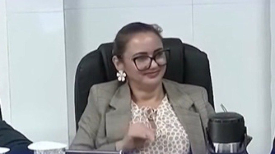 Gesto de vereadora durante sessão na Câmara provoca polêmica e viraliza nas redes sociais
