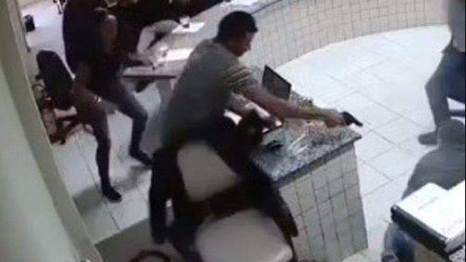 Filho que atirou em réu durante júri para vingar pai é absolvido baseado em clemência
