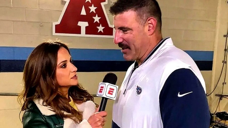 Repórter casada, Dianna Russini pede demissão após fotos íntimas com técnico da NFL
