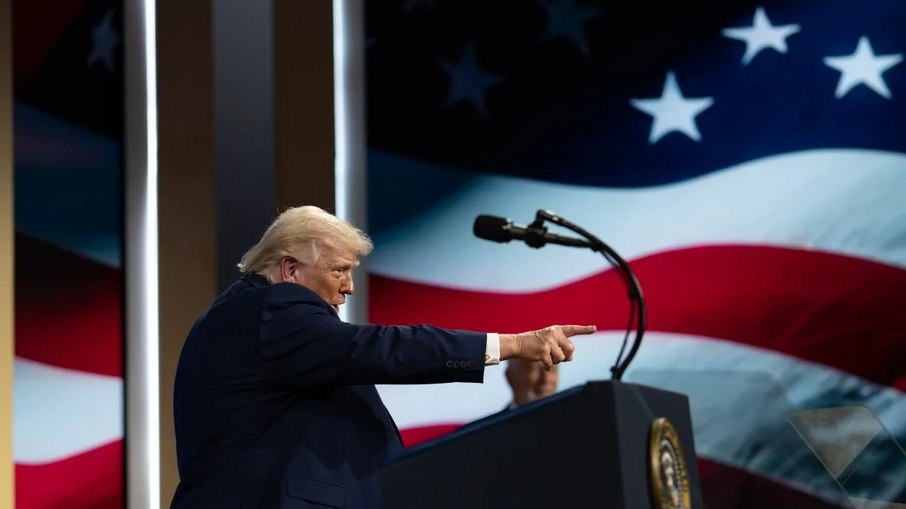 Presidente Donald Trump se irrita com pergunta de jornalista: "Não sou pedófilo"
