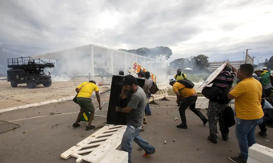 Moraes concede domiciliar a Fátima de Tubarão e mais 18 idosos do 8/01