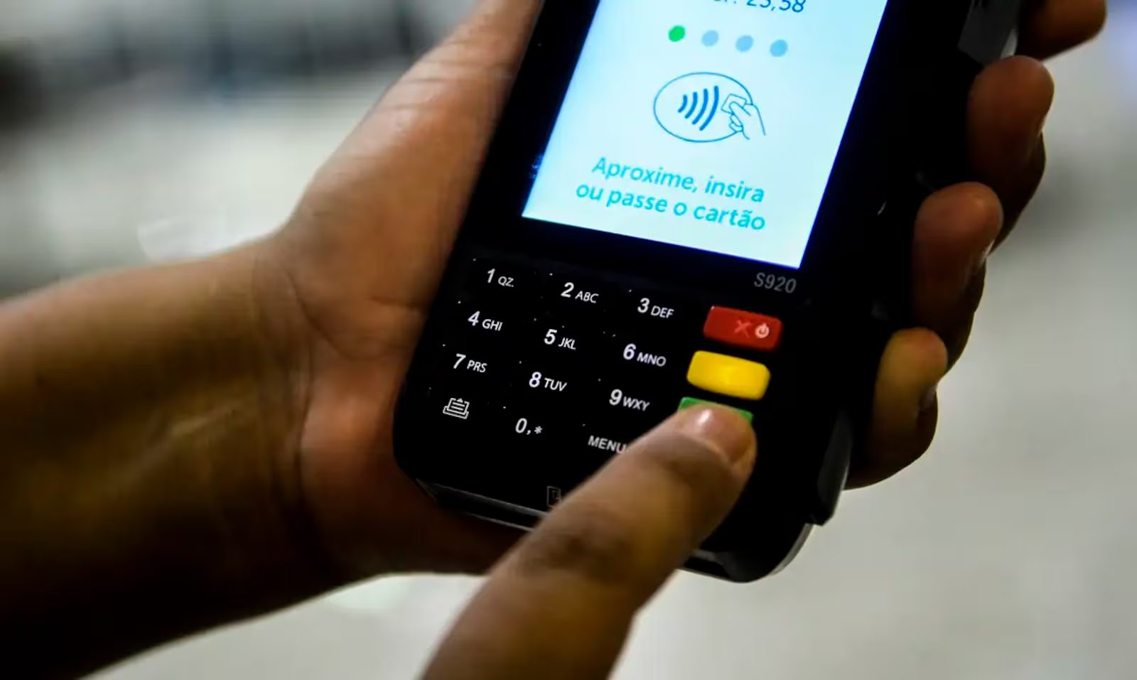 
Juros do cartão de crédito caem e chegam a 428,3% em março, aponta BC