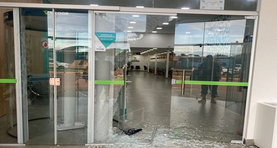 Tentativa de roubo a banco termina com suspeitos capturados pela PM