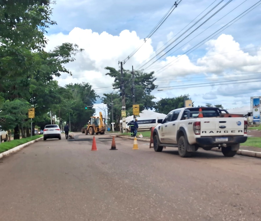 Seinfra atende solicitação do vereador Dr. Júnior Queiroz e realiza operação tapa-buracos