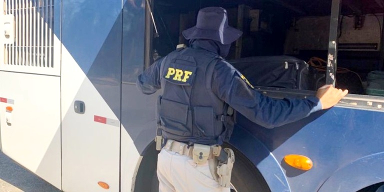 Droga é encontrada escondida em ônibus na BR-364 e PRF apreende 2,4 kg de cocaína em RO