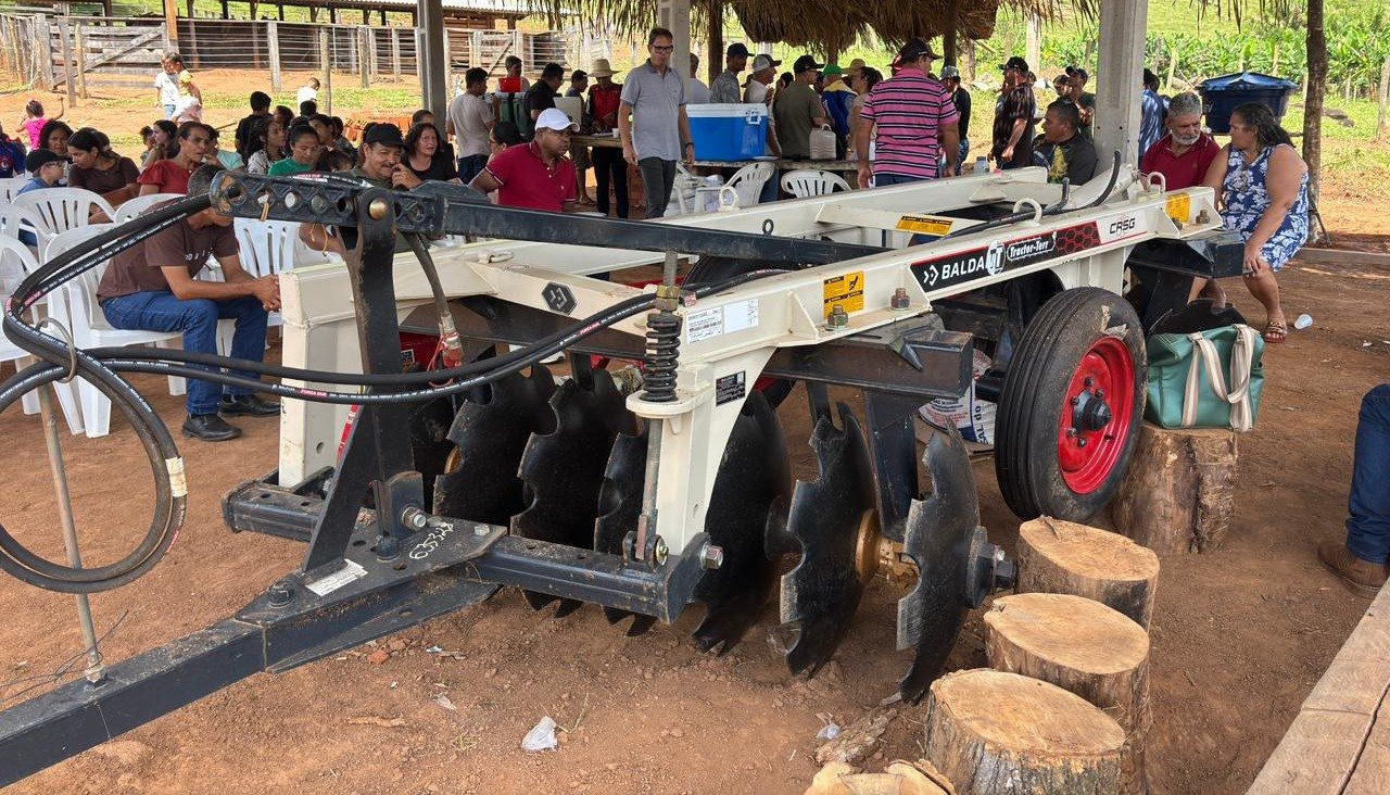 Alan Queiroz destina equipamentos agrícolas para fortalecer produção rural em Nova União
