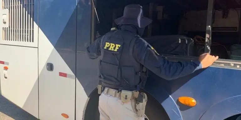 PRF apreende 24 kg de droga escondidos em ônibus na BR-364 e prende suspeito