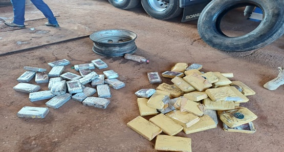 Quase 200 quilos de drogas são apreendidos pela PRF escondidos em pneus de carreta 