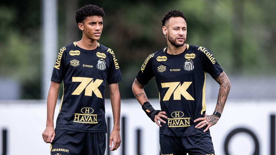 Neymar se irrita em treino do Santos e agride Robinho Jr.
