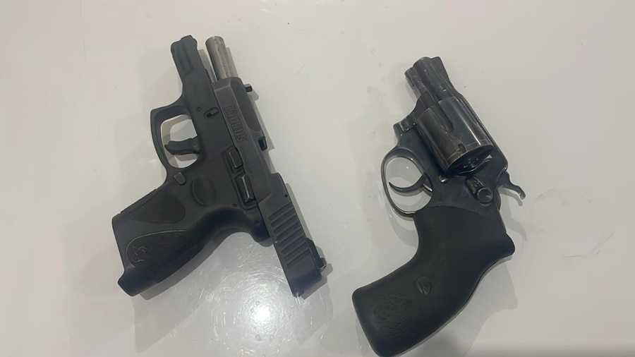 Polícia Militar apreende armas carregadas escondidas em distribuidora durante ação 