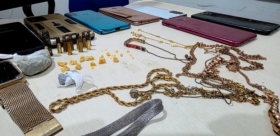 PM desarticula ponto de tráfico, apreende drogas, munições e objetos suspeitos em RO