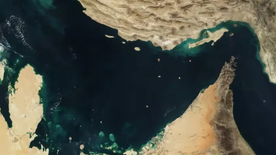 Irã afirma ataque a navio dos Estados Unidos em Ormuz; estadunidenses negam
