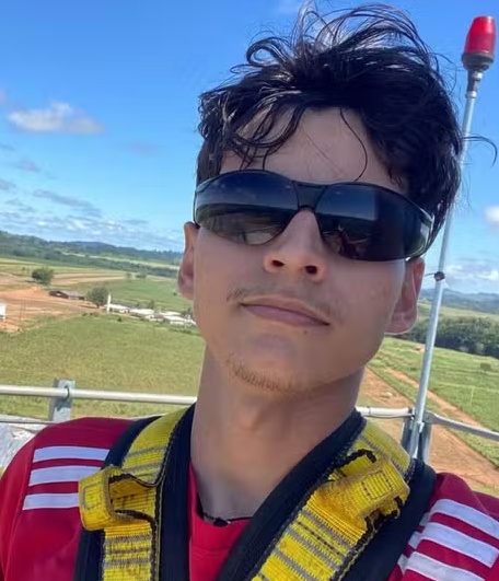 Jovem de 21 anos morre após colisão com caminhonete parada em semáforo 