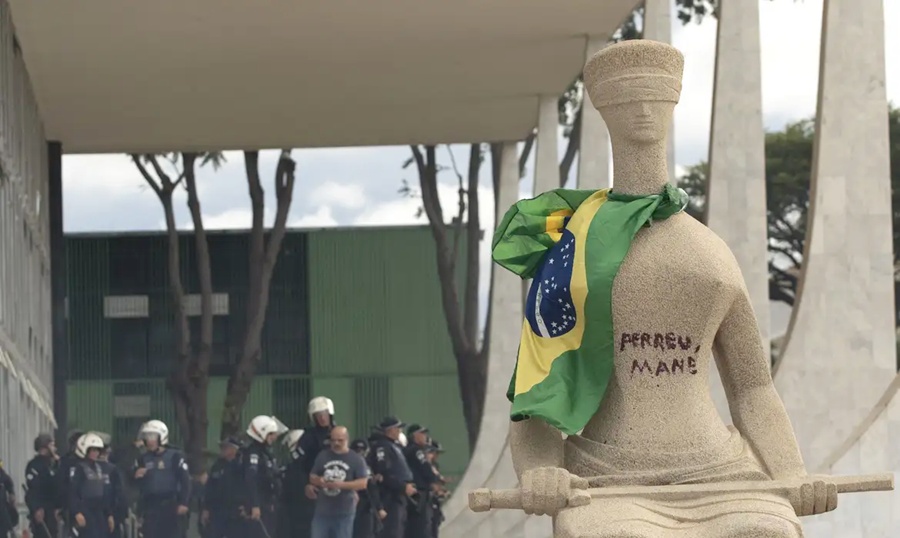 Moraes rejeita revisar pena de Débora do Batom, condenada pelo 8/1
