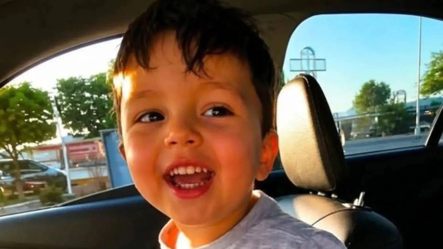 Menino de 3 anos morre após ser esquecido pela família por 12 horas em carro
