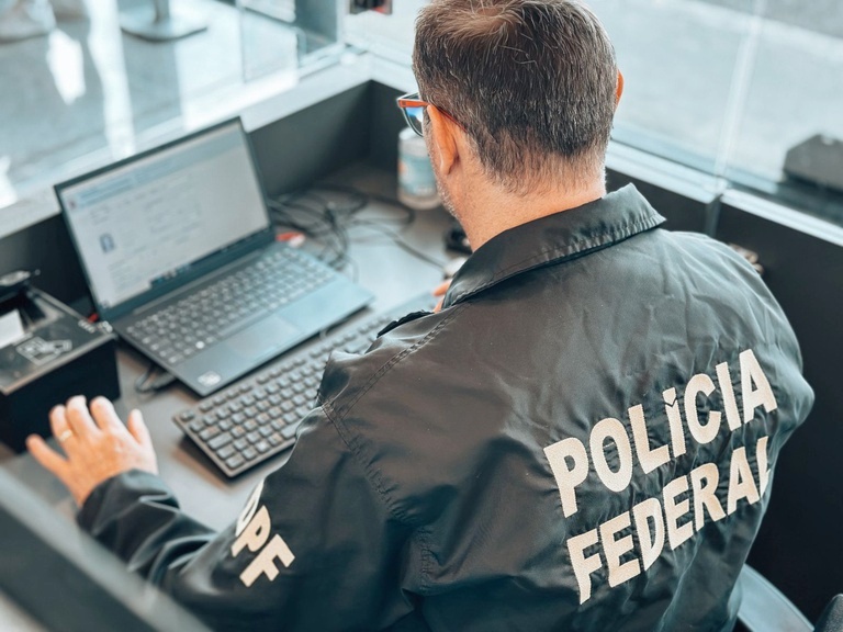 Polícia Federal prende foragido da Justiça deportado dos Estados Unidos