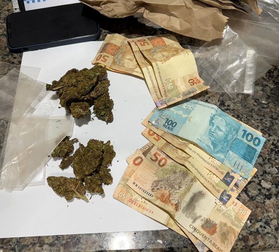 Suspeitos conhecidos por envolvimento com crimes são detidos com drogas e dinheiro