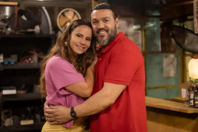 Atriz Viviane Araújo revela incômodo ao beijar o ex-marido Belo na novela 'Três Graças'
