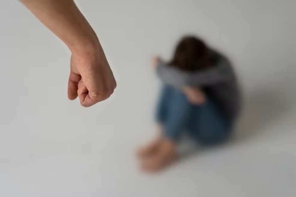 Mãe é presa após agredir filha que se recusou a faltar aula para cuidar da irmã em Porto Velho